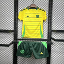 Kit Infantil Celtic Away II 2024/25 Adidas com camisa e short, tecido leve e respirável, ideal para pequenos torcedores dos Hoops com estilo e conforto."