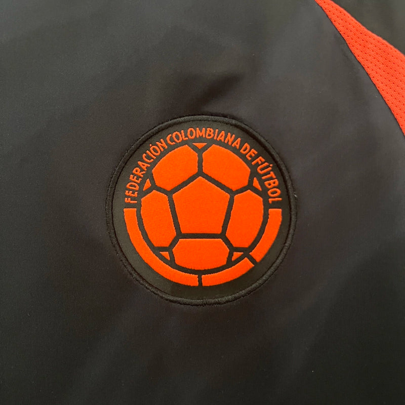 Camisa Colômbia Away II 2024/25 Adidas masculina, azul escura com detalhes em amarelo e vermelho, escudo da seleção colombiana em destaque, tecido leve e respirável, ideal para treinos, jogos e torcer pelo time.”