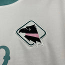 Camisa Palermo Third III 2024/25 Puma Torcedor Masculina branca com detalhes sutis em rosa e preto, escudo bordado no peito, logo Puma em destaque, gola redonda moderna e tecido respirável dryCELL, ideal para torcedores que valorizam estilo, conforto e tradição do clube italiano.