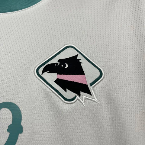 Camisa Palermo Third III 2024/25 Puma Torcedor Masculina branca com detalhes sutis em rosa e preto, escudo bordado no peito, logo Puma em destaque, gola redonda moderna e tecido respirável dryCELL, ideal para torcedores que valorizam estilo, conforto e tradição do clube italiano.