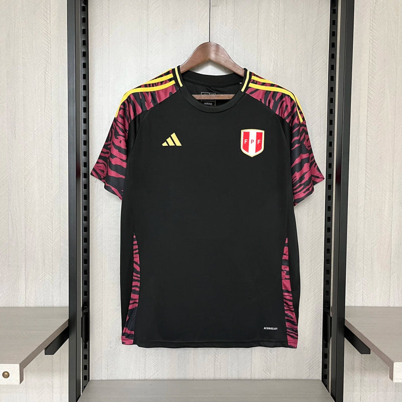 Camisa Peru Away II 2024/25 Adidas masculina, preta, com escudo da seleção peruana no peito, detalhes clássicos e listras diagonais, tecido leve e respirável com tecnologia AEROREADY, ideal para treinos, jogos e torcer pelo time com estilo e conforto.”