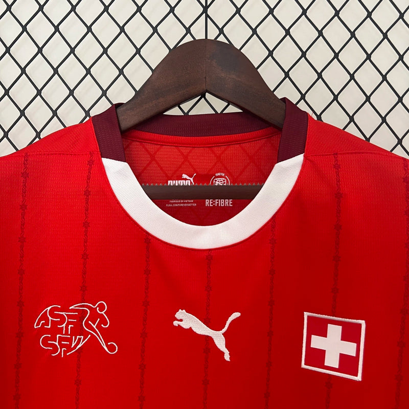 Camisa Suíça Home I 2024/25 Puma Torcedor Masculina, vermelha, com escudo da seleção suíça e logo Puma em destaque, feita em tecido leve e respirável, modelo masculino com caimento confortável, ideal para jogos e uso casual.”