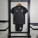Kit Infantil Botafogo Away (2) 2023/24 Reebok – uniforme oficial completo com camisa, shorts e meião, tecido leve e confortável, ideal para pequenos torcedores alvinegros."