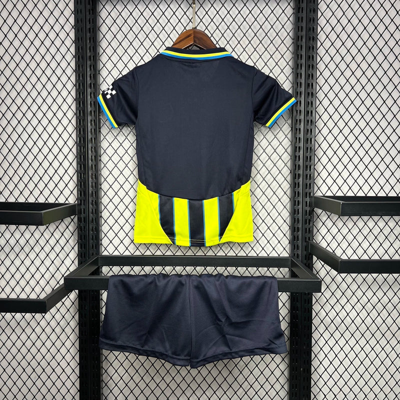 Kit Infantil Manchester City Away II 2024/25 Puma - camisa e short infantil do Manchester City, uniforme Away temporada 2024/25, tecido leve e respirável, ideal para pequenos torcedores