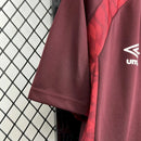 Camisa Lanús Home I 2025/26 Umbro Torcedor Masculina na cor vinho, modelo oficial para torcedores, com escudo do clube no peito e design clássico do time argentino."