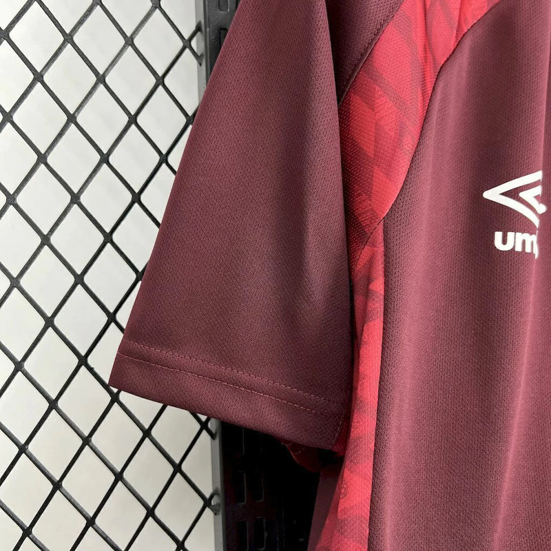 Camisa Lanús Home I 2025/26 Umbro Torcedor Masculina na cor vinho, modelo oficial para torcedores, com escudo do clube no peito e design clássico do time argentino."