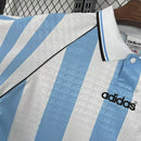 Camisa Argentina Home 1997/98 Adidas Retrô Masculina branca com listras azul-celeste, gola polo preta e escudo da AFA bordado, modelo histórico usado na preparação para a Copa do Mundo de 1998.