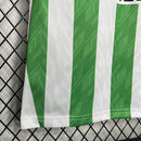 Kit Infantil Real Betis Home 2024/25 oficial com camisa listrada verde e branca e shorts, uniforme infantil completo para torcedores do Verdiblanco