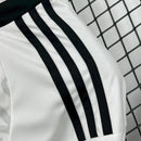 Detalhe frontal do Kit Infantil Benfica Treino 2025/26 Adidas branco – uniforme leve e respirável para pequenos torcedores do Benfica