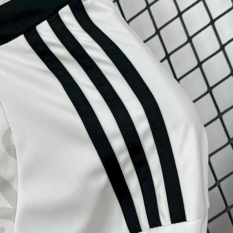 Detalhe frontal do Kit Infantil Benfica Treino 2025/26 Adidas branco – uniforme leve e respirável para pequenos torcedores do Benfica