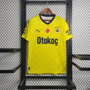 "Camisa Fenerbahçe Away II 2023/24 Puma masculina em amarelo vibrante com escudo bordado e detalhes em grafite, tecido leve e respirável dryCELL, ideal para torcer e jogar futebol com conforto e estilo."
