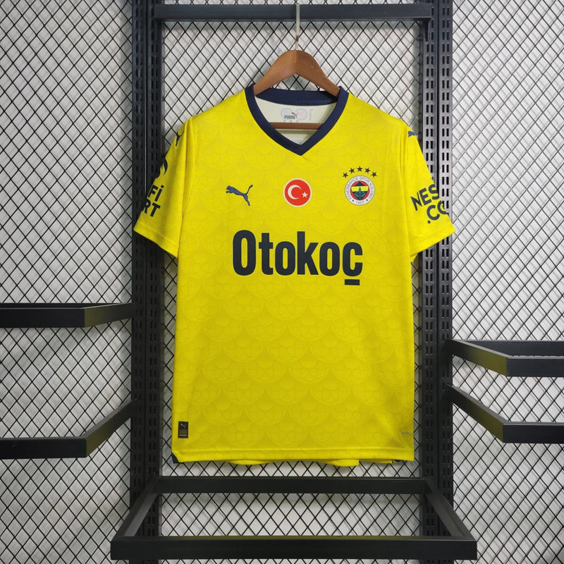 "Camisa Fenerbahçe Away II 2023/24 Puma masculina em amarelo vibrante com escudo bordado e detalhes em grafite, tecido leve e respirável dryCELL, ideal para torcer e jogar futebol com conforto e estilo."