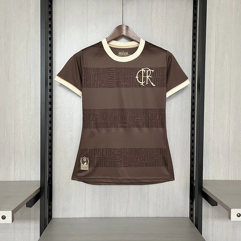 camisa flamengo 2024 25 edição consciencia negra adidas feminina vista frontal com detahes africanos e escudo bordado