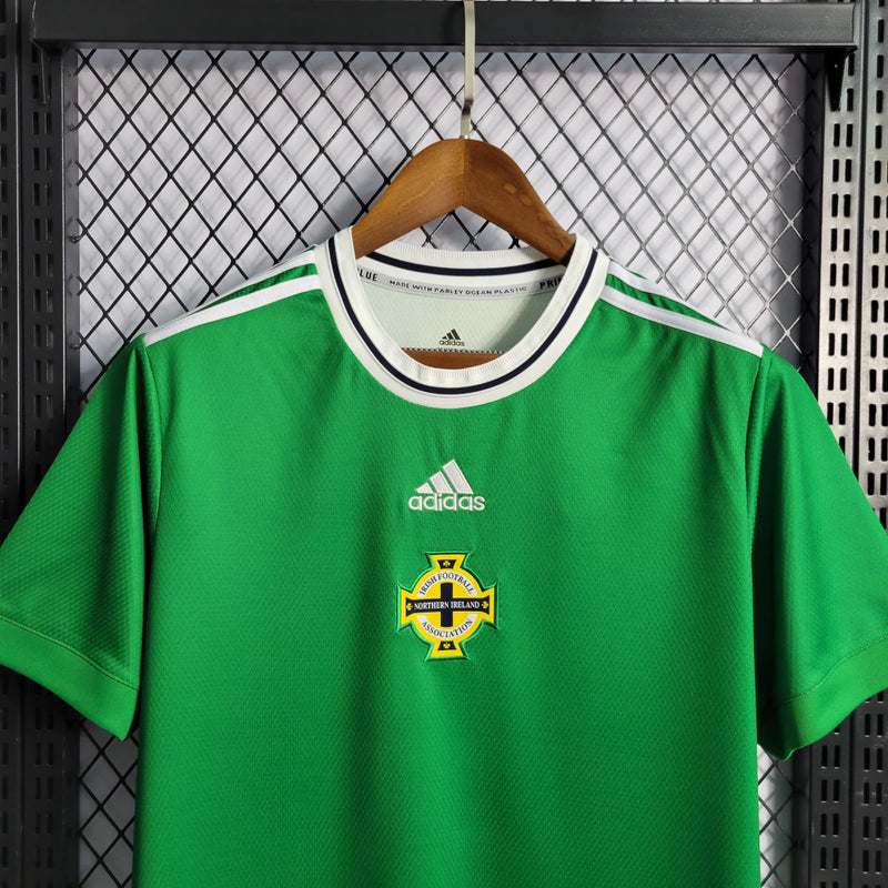 Camisa Irlanda do Norte Home I 2022/23 Adidas masculina verde com detalhes em branco e azul, gola careca, mangas curtas e tecido leve respirável para torcedores"