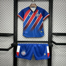 Kit Infantil Bahia Away (2) 2024/25 Esquadrão – uniforme completo com camisa branca de detalhes azuis e vermelhos, shorts e meião, tecido leve e confortável, ideal para pequenos torcedores do Tricolor de Aço."