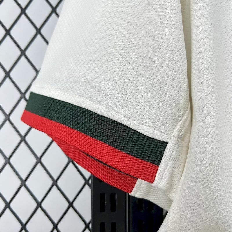 Camisa Chelsea Away 2025/26 Nike Torcedor Masculina branca, com escudo bordado do Chelsea FC, detalhes em azul royal e dourado, modelo  com tecnologia Dri-FIT e design moderno para torcedores apaixonados.