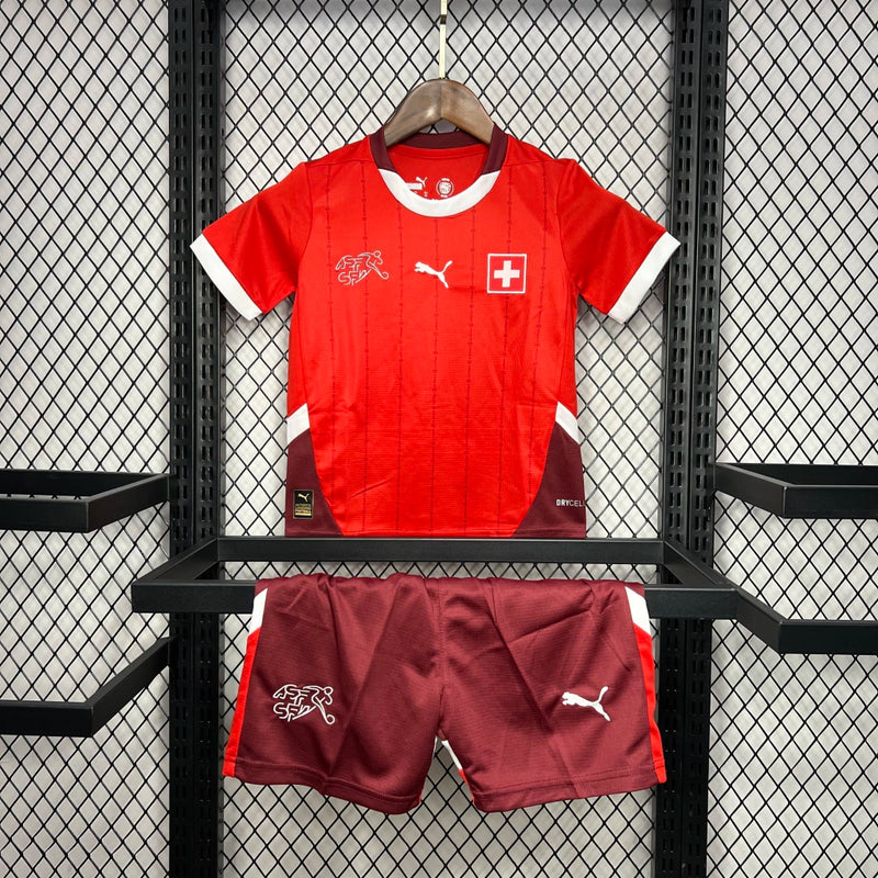 Kit Infantil Suíça Home I 2024/25 Puma – Eurocopa, uniforme oficial com camisa e short para crianças, vermelho com escudo da seleção suíça em destaque.