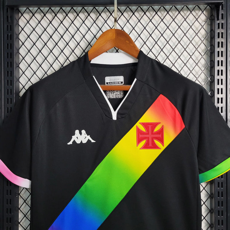 Camisa Vasco da Gama "Edição LGBT" 2023/24 Kappa Torcedor Masculina preta com faixa diagonal em arco-íris, escudo do Vasco aplicado no peito e logo Kappa estampado.