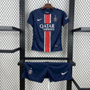 "Kit Infantil PSG Home (1) 2025/26 Nike oficial, camisa azul com detalhes em vermelho e branco, escudo do Paris Saint-Germain em destaque, shorts combinando, uniforme completo para crianças de 3 a 13 anos"