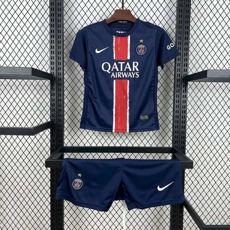 "Kit Infantil PSG Home (1) 2025/26 Nike oficial, camisa azul com detalhes em vermelho e branco, escudo do Paris Saint-Germain em destaque, shorts combinando, uniforme completo para crianças de 3 a 13 anos"