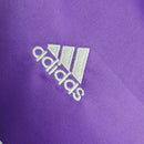 Kit Infantil Real Madrid Retrô 2017/18 Adidas Roxa oficial, camisa roxa com escudo do Real Madrid em destaque, shorts e meias combinando, uniforme completo para crianças de 3 a 13 anos"
