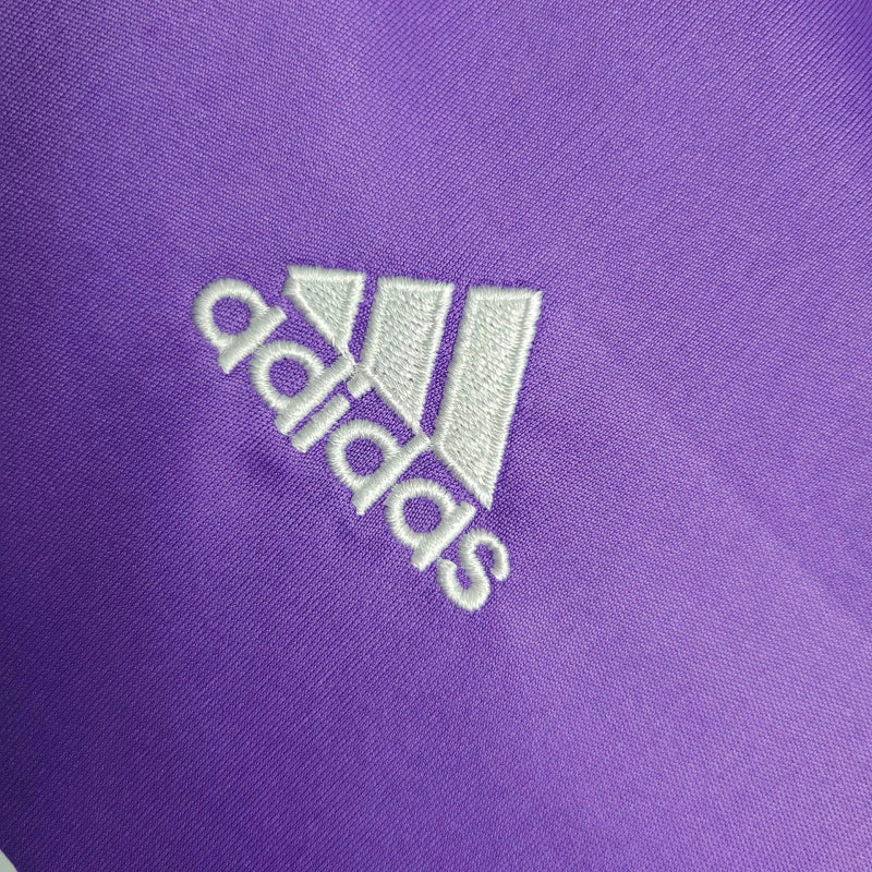 Kit Infantil Real Madrid Retrô 2017/18 Adidas Roxa oficial, camisa roxa com escudo do Real Madrid em destaque, shorts e meias combinando, uniforme completo para crianças de 3 a 13 anos"