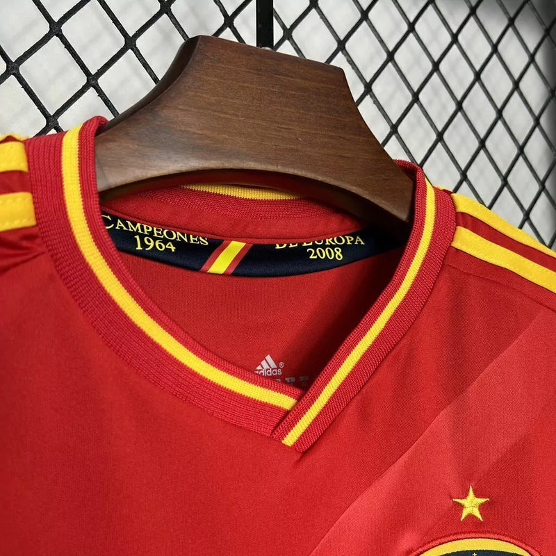 Kit Infantil Retrô Espanha 2012 Adidas – uniforme clássico com camisa e shorts, ideal para jovens torcedores, tecido leve e confortável, escudo da Espanha e logo Adidas em destaque