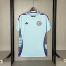 Camisa Escócia Away II 2024/25 Adidas masculina na cor azul, com detalhes em branco, gola em V, mangas curtas e design moderno pensado para torcedores, representando o estilo e a tradição da seleção escocesa"