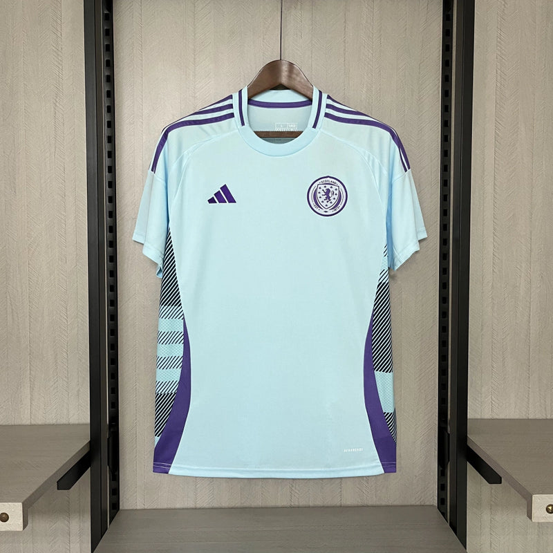 Camisa Escócia Away II 2024/25 Adidas masculina na cor azul, com detalhes em branco, gola em V, mangas curtas e design moderno pensado para torcedores, representando o estilo e a tradição da seleção escocesa"