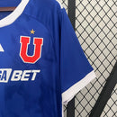 Camisa Universidad de Chile Home I 2024/25 masculina azul, uniforme de torcedor Adidas com escudo bordado, tecnologia Aeroready para conforto e respirabilidade, ideal para fãs do La U, coleção 2024/25, estilo clássico, camisa de futebol sul-americana, presente para torcedor, camisa de torcida masculina."