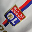 Camisa Olympique Lyon Home I 2023/24 Adidas Torcedor Masculina Branca, com faixas azul e vermelha, escudo aplicado e tecnologia AEROREADY para conforto e estilo dos torcedores do Lyon.”