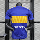 Camisa Boca Juniors Home 2024/25 Jogador Masculina Adidas oficial azul marinho com faixa amarela e escudo bordado, versão Player usada pelos atletas