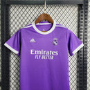Kit Infantil Real Madrid Retrô 2017/18 Adidas Roxa oficial, camisa roxa com escudo do Real Madrid em destaque, shorts e meias combinando, uniforme completo para crianças de 3 a 13 anos"