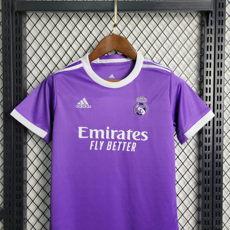 Kit Infantil Real Madrid Retrô 2017/18 Adidas Roxa oficial, camisa roxa com escudo do Real Madrid em destaque, shorts e meias combinando, uniforme completo para crianças de 3 a 13 anos"
