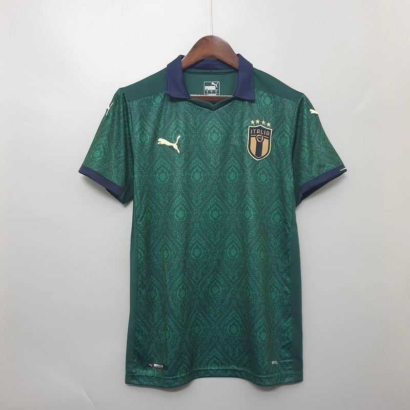 Camisa Itália Third III 'Renascimento' 2019/20 Puma Retrô masculina, azul com detalhes clássicos e modernos, escudo da seleção italiana no peito, design inspirado na temporada 2019/20, feita em tecido leve e confortável, ideal para colecionadores e fãs de futebol histórico.”