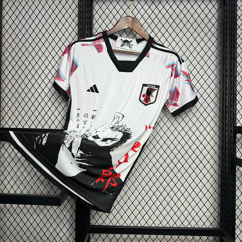 Camisa Japão Edição One Piece 2024/25 Adidas Torcedor Masculino - modelo branco, colaboração especial com design inspirado no anime One Piece, escudo da seleção e logo Adidas em destaque.