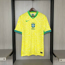 Compre a camisa da seleção brasileira 2024 25 Nike Torcedor Masculina modelo amarelo clássico com tecnologia DRI-FIT e escudo atualizado da CBF.