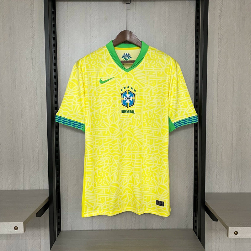 Compre a camisa da seleção brasileira 2024 25 Nike Torcedor Masculina modelo amarelo clássico com tecnologia DRI-FIT e escudo atualizado da CBF.