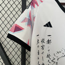 Camisa Japão Zoro One Piece 2023/24 Adidas Torcedor Masculina branca, inspirada no personagem Roronoa Zoro do anime One Piece, design exclusivo que une futebol, cultura japonesa e estilo anime, perfeita para torcedores e colecionadores."