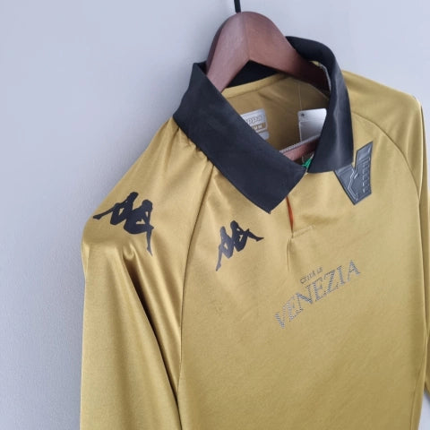 Camisa Venezia Third III 2022/23 Kappa Torcedor Masculina Manga Longa Dourada com detalhes em preto e verde, escudo do clube e design elegante inspirado na moda veneziana.”
