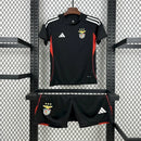 Kit Infantil Benfica Pré-Jogo 2025/26 Adidas, camisa e calça/shorts oficiais em vermelho e branco, disponível para crianças de 3-4 a 12-13 anos, confortável e ideal para pequenos torcedores."