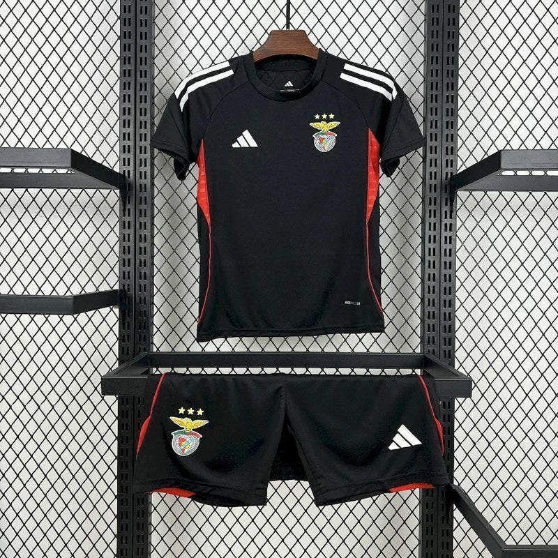 Kit Infantil Benfica Pré-Jogo 2025/26 Adidas, camisa e calça/shorts oficiais em vermelho e branco, disponível para crianças de 3-4 a 12-13 anos, confortável e ideal para pequenos torcedores."