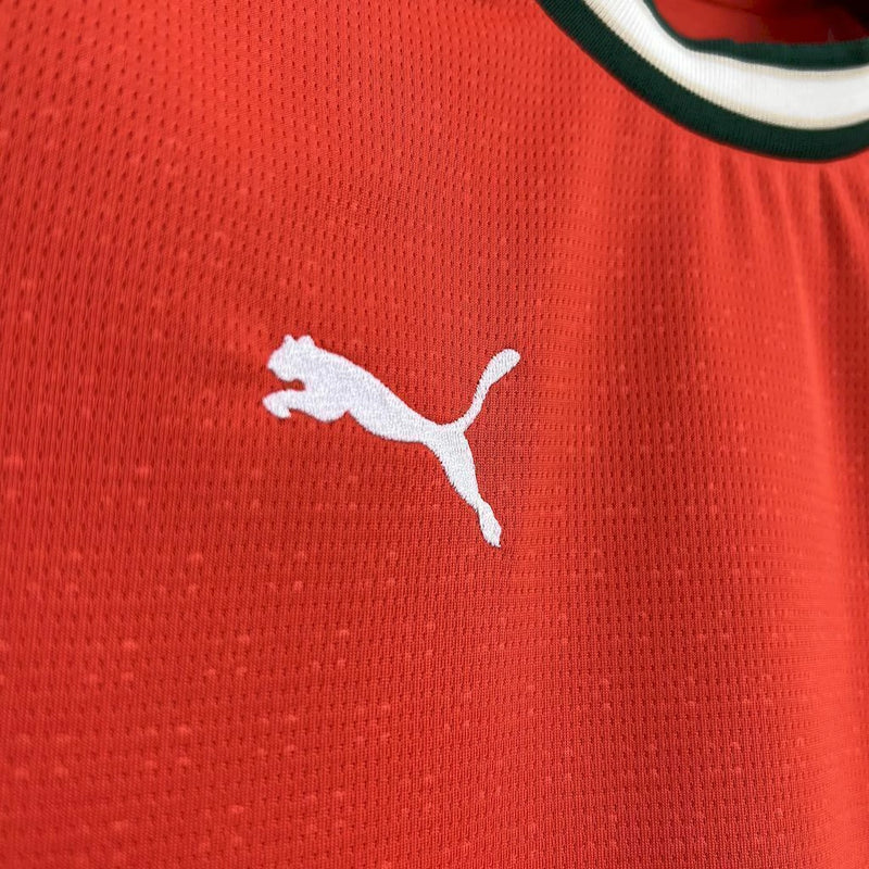 Detalhe do escudo Portugal e logo Puma no Kit Infantil Home I 2025/26, tecido leve e respirável para crianças