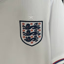 “Camisa Inglaterra Home I 2024/25 Nike masculina, branca, com escudo da seleção inglesa no peito, linhas elegantes e detalhes clássicos, tecido leve e respirável com tecnologia Dri-FIT, ideal para treinos, jogos e torcer pelo time com conforto e estilo.”