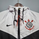 Corta-vento Corinthians Nike 2020 masculino nas cores preto e branco com escudo bordado e capuz ajustável.