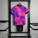 "Kit Infantil PSG IV 2020/21 Jordan Roxa, camiseta e shorts roxos com detalhes em vermelho e branco, modelo oficial da Seleção do PSG para crianças, ideal para pequenos torcedores e colecionadores."