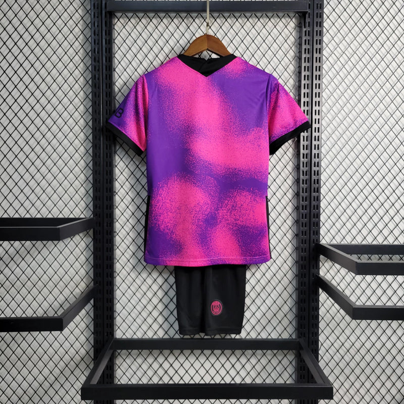 "Kit Infantil PSG IV 2020/21 Jordan Roxa, camiseta e shorts roxos com detalhes em vermelho e branco, modelo oficial da Seleção do PSG para crianças, ideal para pequenos torcedores e colecionadores."