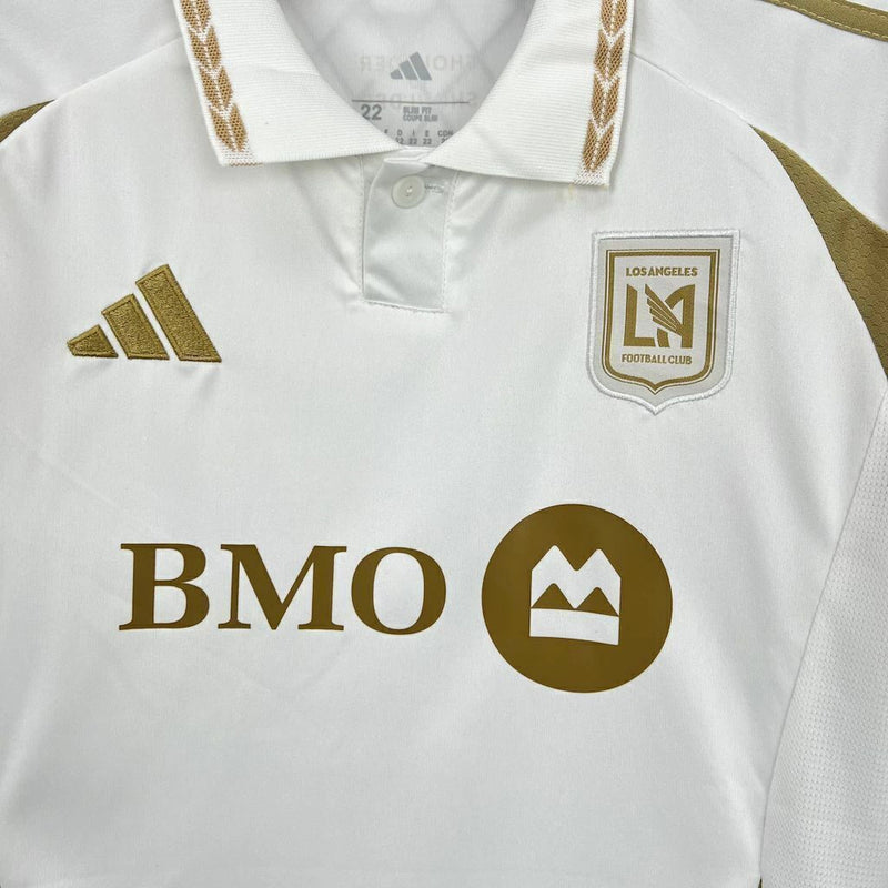 Detalhe do escudo Los Angeles FC e logo Adidas no Kit Infantil Away II 2025/26, acabamento de alta qualidade
