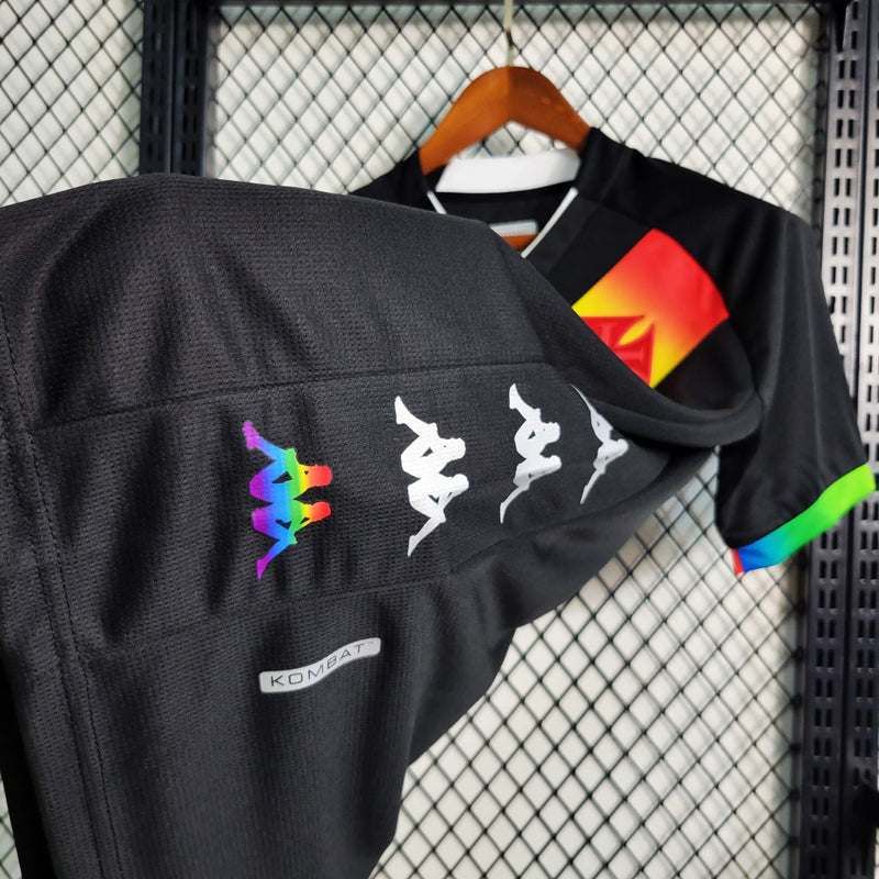 Camisa Vasco da Gama "Edição LGBT" 2023/24 Kappa Torcedor Masculina preta com faixa diagonal em arco-íris, escudo do Vasco aplicado no peito e logo Kappa estampado.