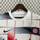 Camisa San Lorenzo Away II 2024/25 Nike Torcedor Masculina branca com detalhes em azul e vermelho, escudo estampado do clube argentino e tecido leve e respirável para torcedores."
